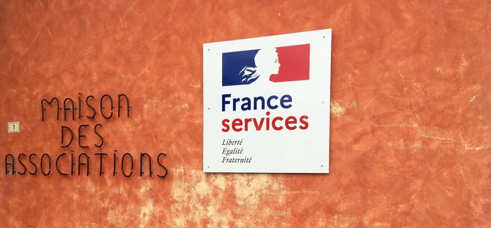 Panneau France services sur facade place des frères Aubert Romillé